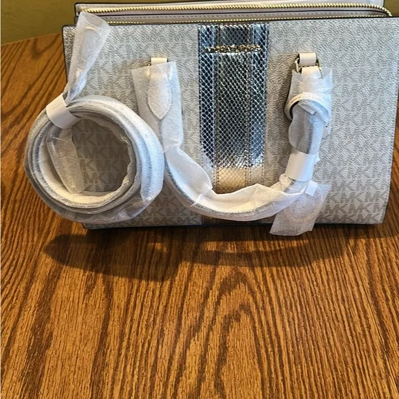 Michael Kors Cream Satchel Structured Design - Picture 7 of 8